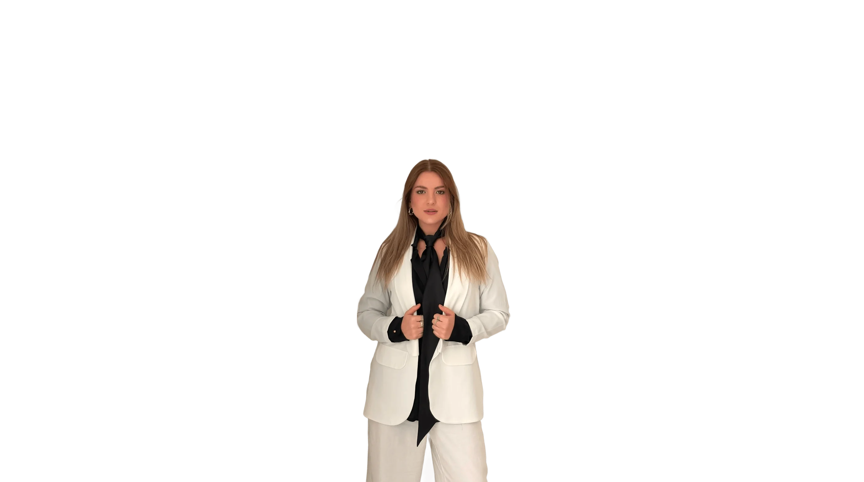 Lorena Bueno, biomédica esteta, de blazer branco e lenço preto