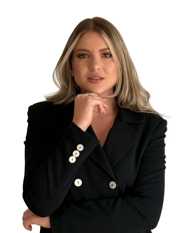 Retrato de Lorena Bueno, biomédica esteta, de blazer preto e mão apoiada no queixo