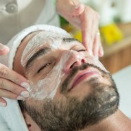 Máscara facial durante a limpeza de pele